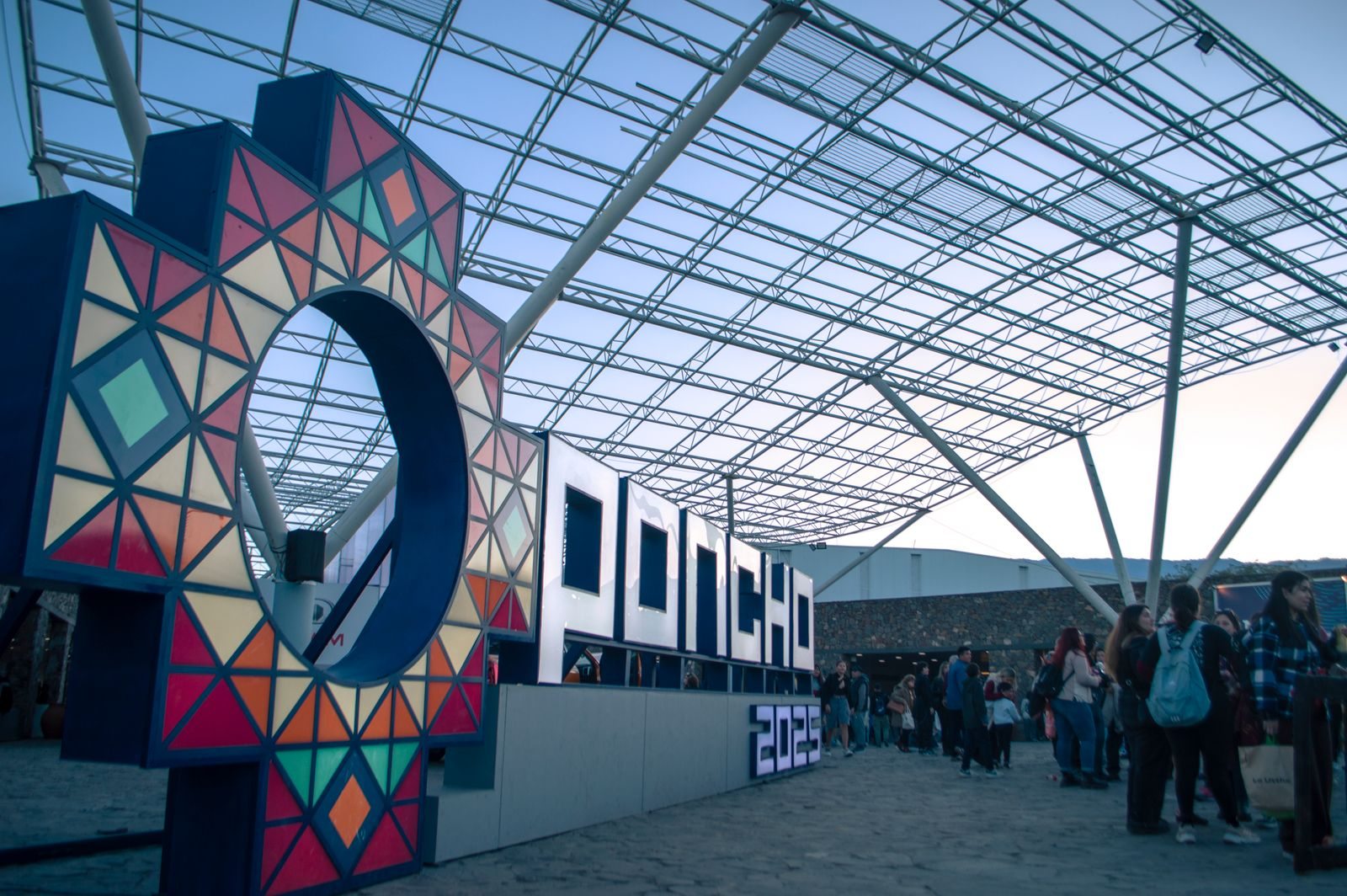 Große Beschriftung an einem Ausstellungsstand