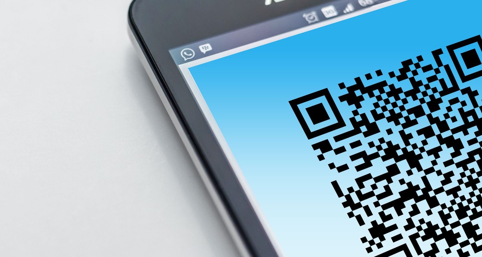QR-Code auf einem Smartphone-Bildschirm
