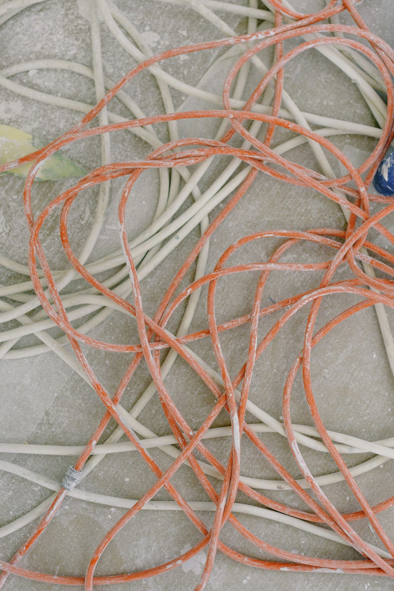 Lose Kabel auf einem Boden