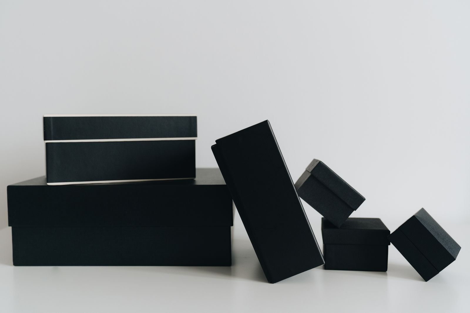 Schwarze Verpackungsschachteln in verschiedenen Größen