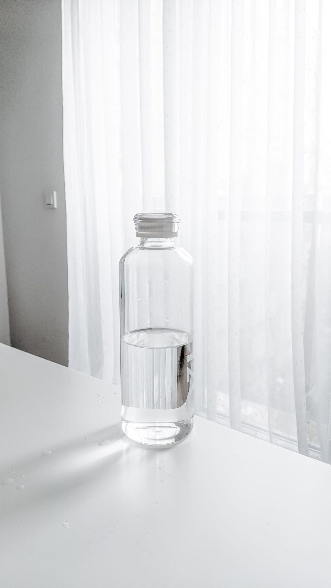 Wasserflasche auf einer hellen Tischfläche