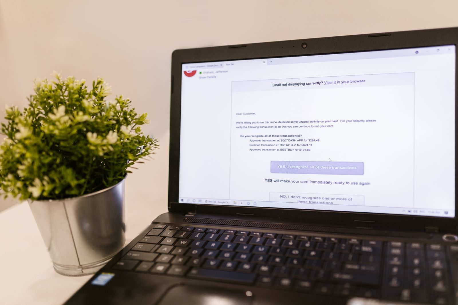 Geöffnete E-Mail auf einem Laptop