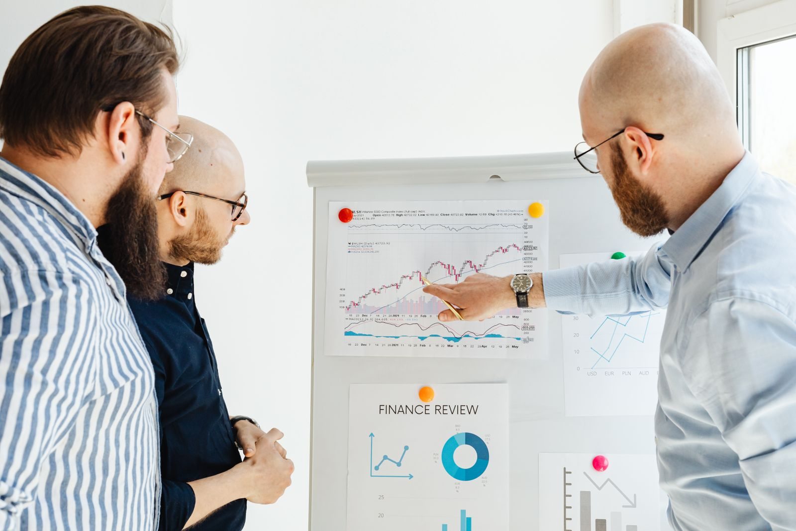 Team betrachtet Diagramme bei einer Auswertung