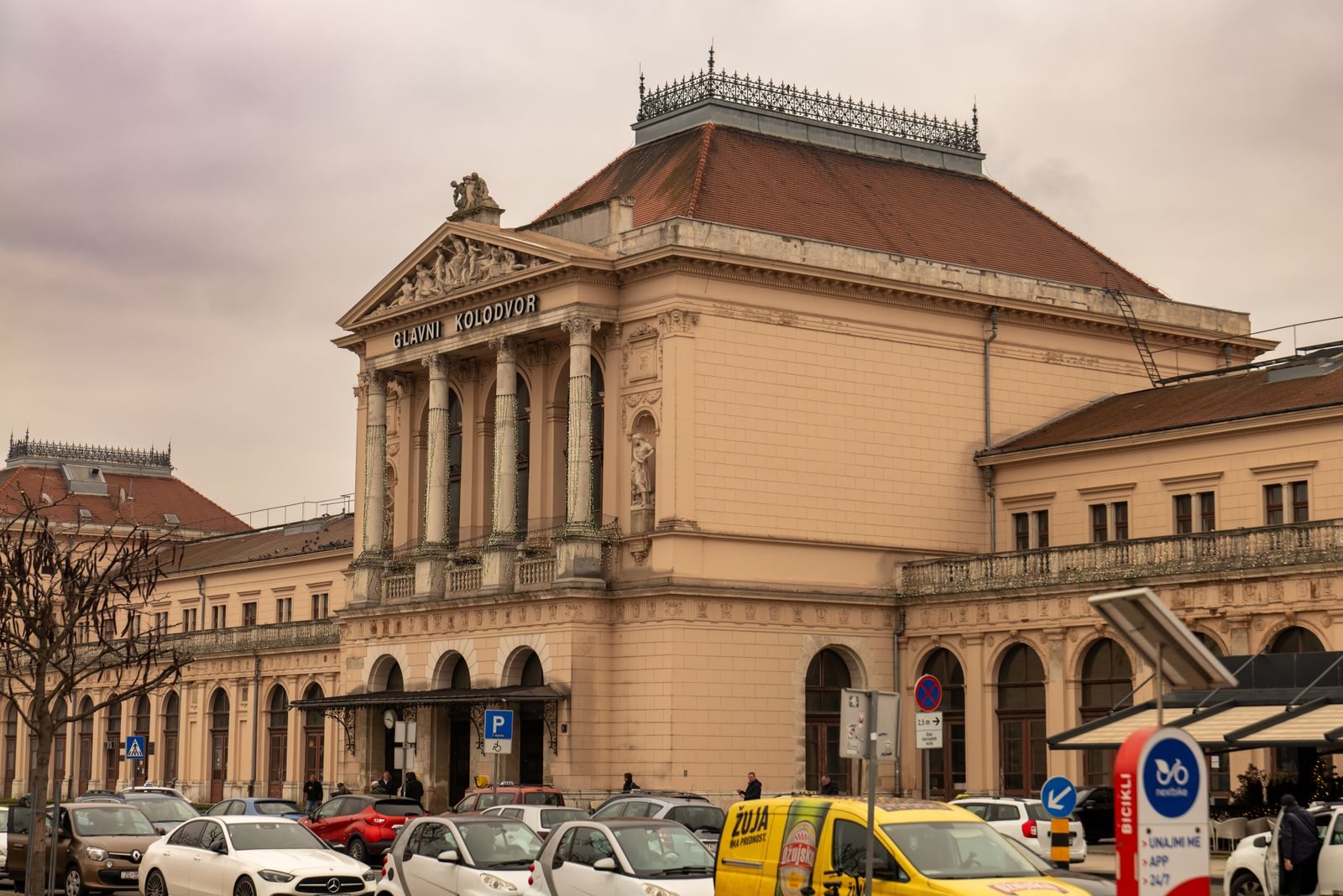 Historisches Bahnhofsgebäude mit Vorplatz