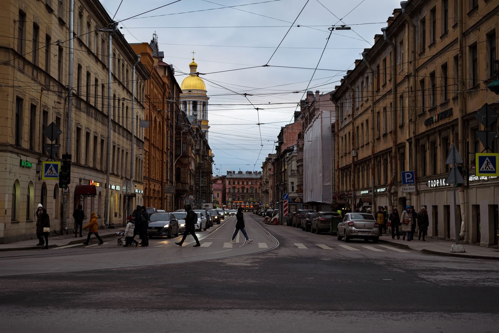 Fußgängerüberweg in einer Stadtstraße