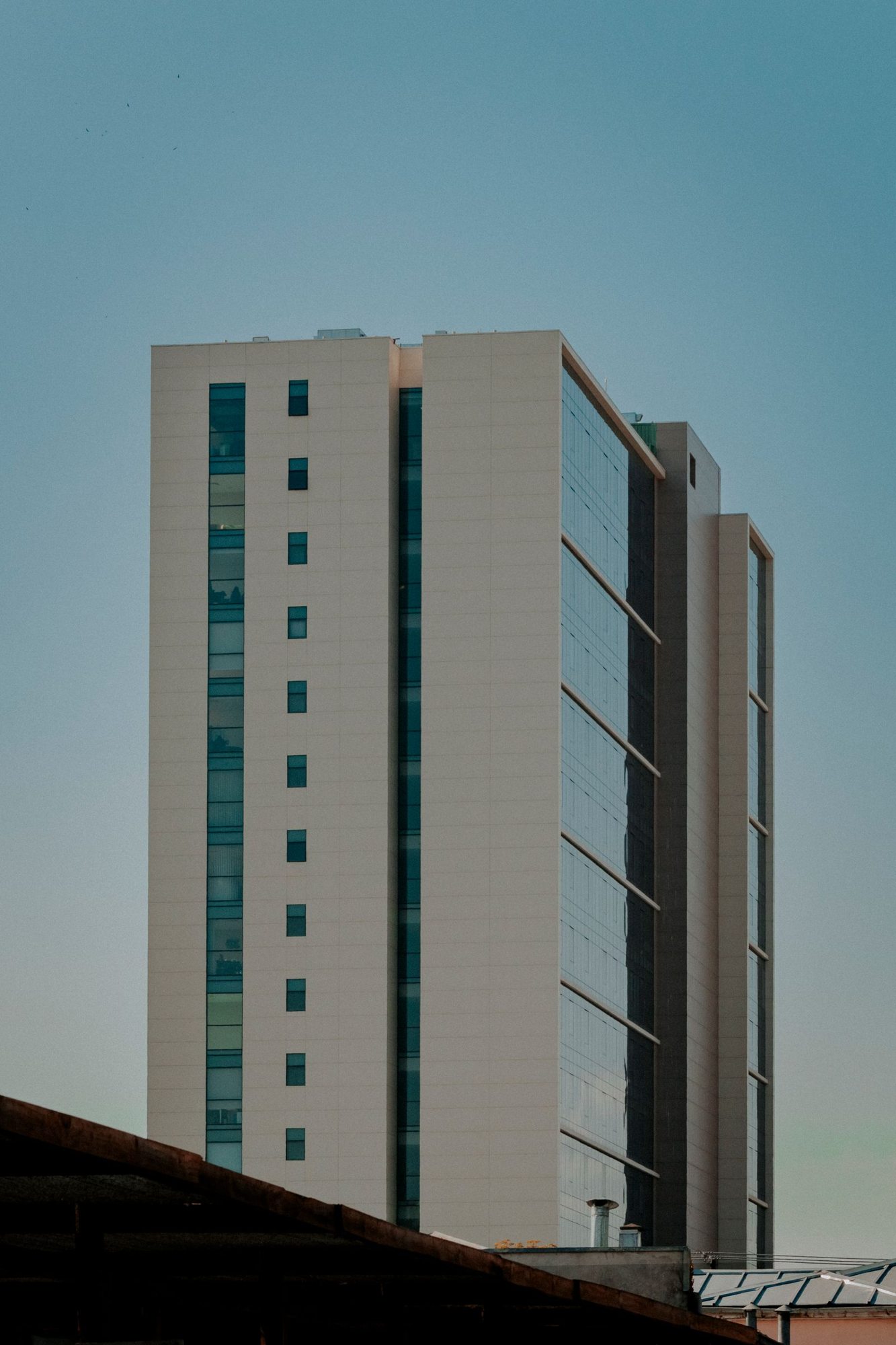 Mehrstöckiges Hotelgebäude von außen