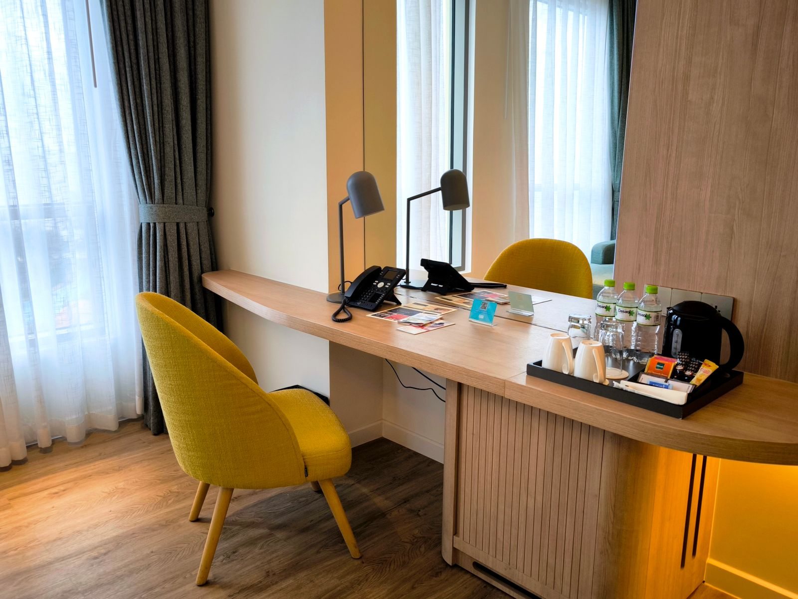 Hotelschreibtisch mit Stuhl und Tageslicht am Fenster
