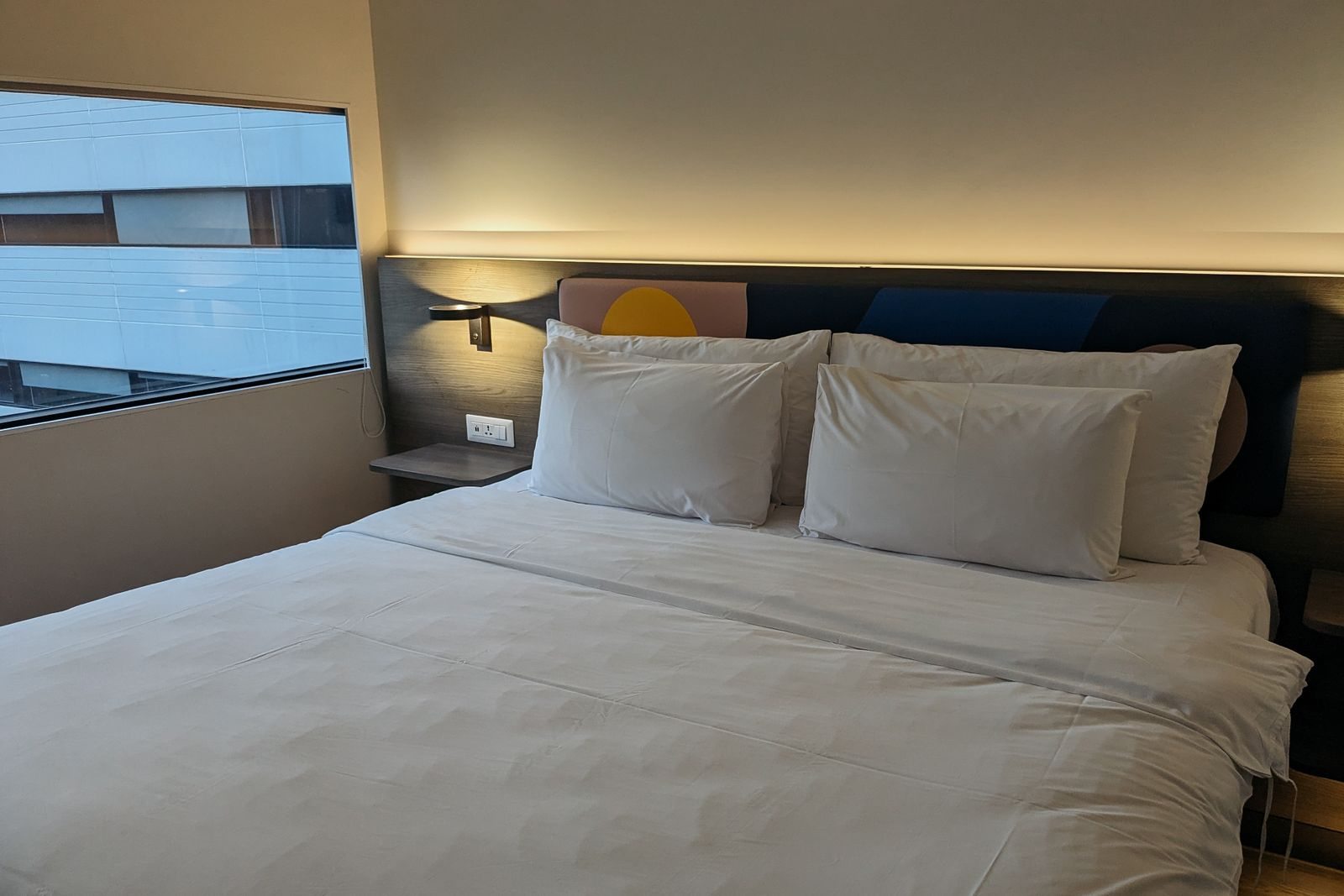 Hotelbett neben einem Fenster