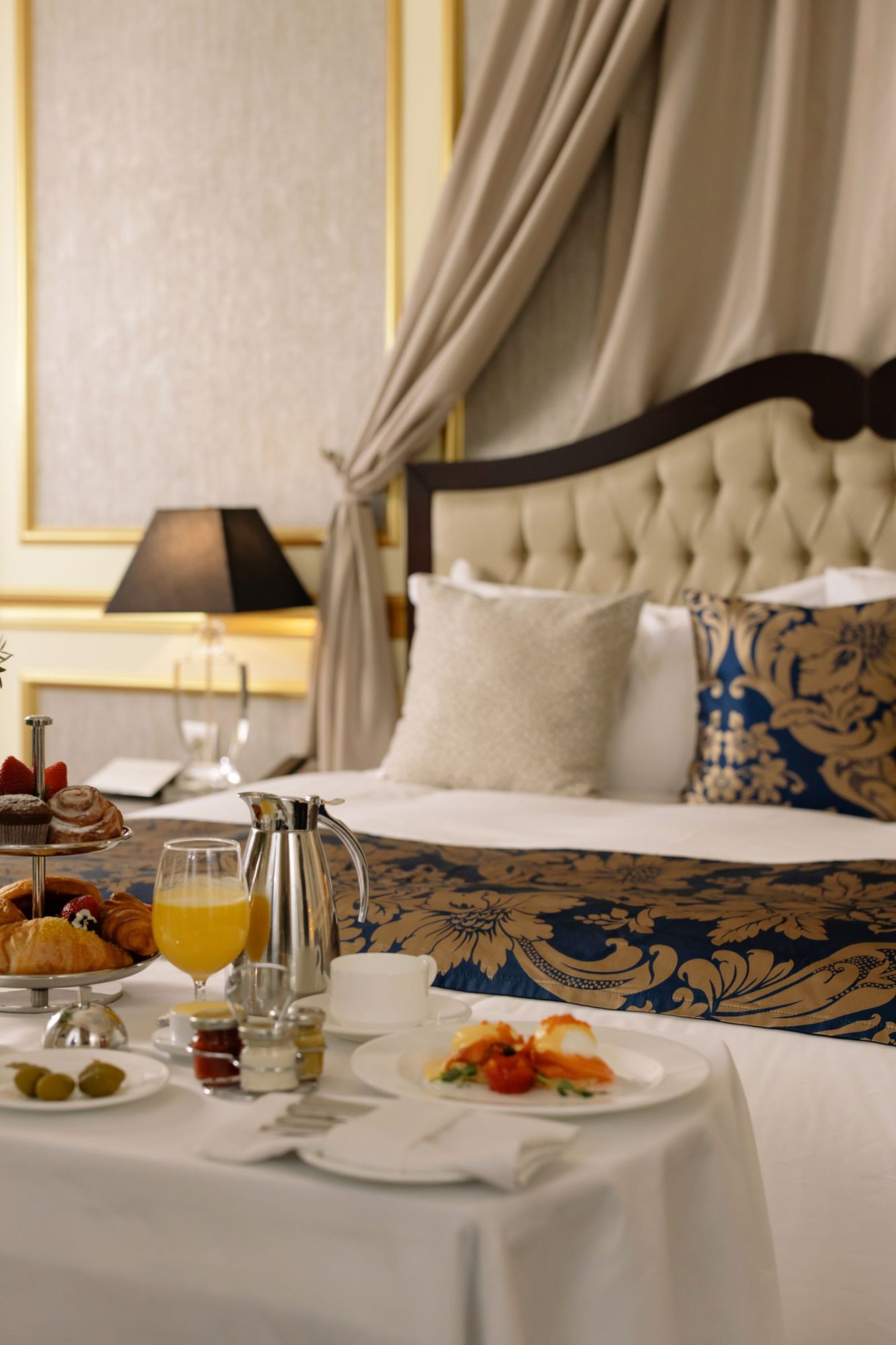 Frühstück auf einem Tisch im Hotelzimmer