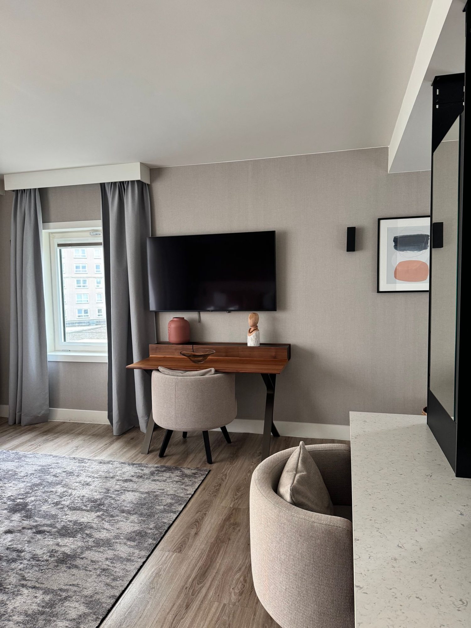 Schreibtisch und Sitzbereich in einem Hotelzimmer