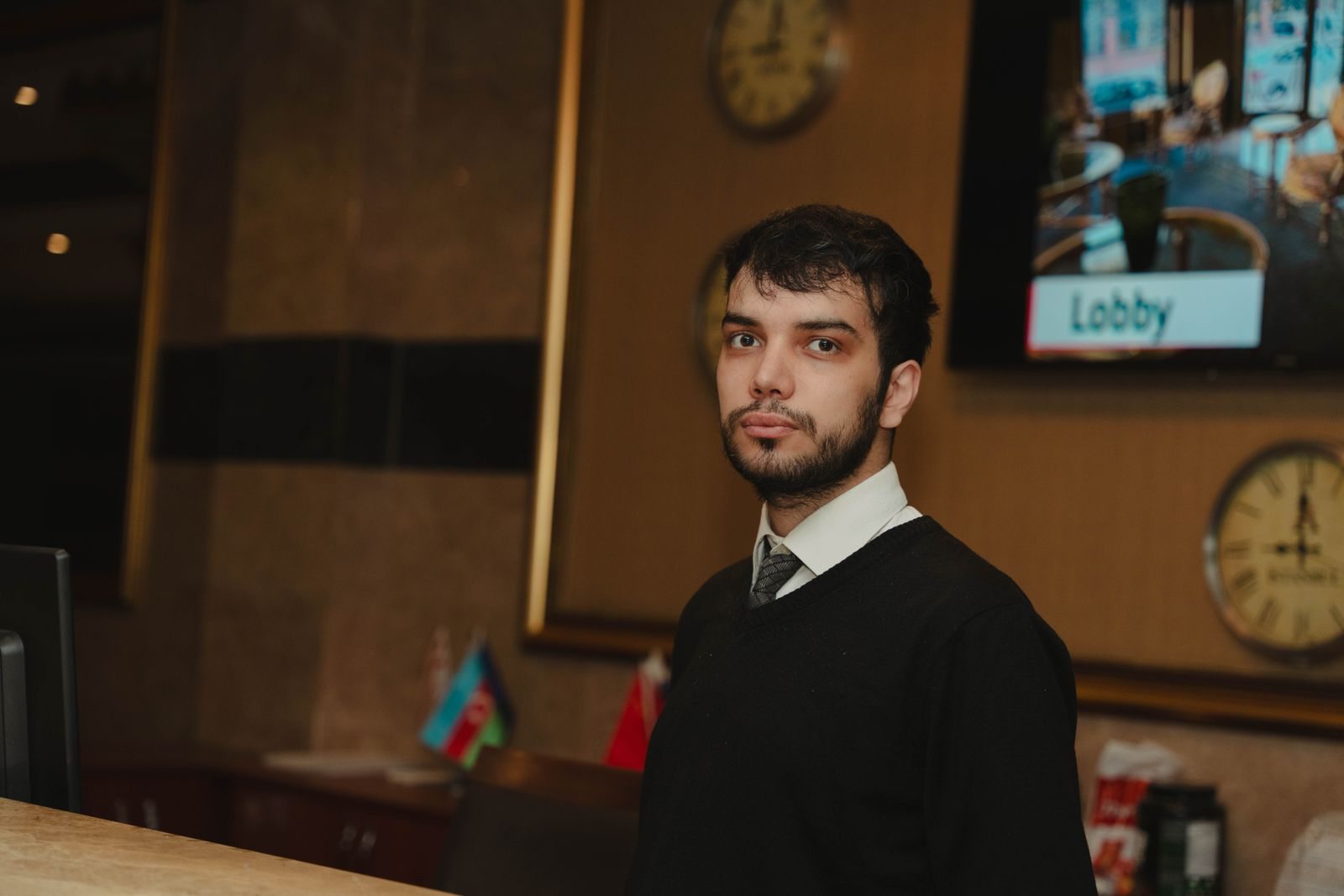 Mitarbeiter hinter einer Hotelrezeption