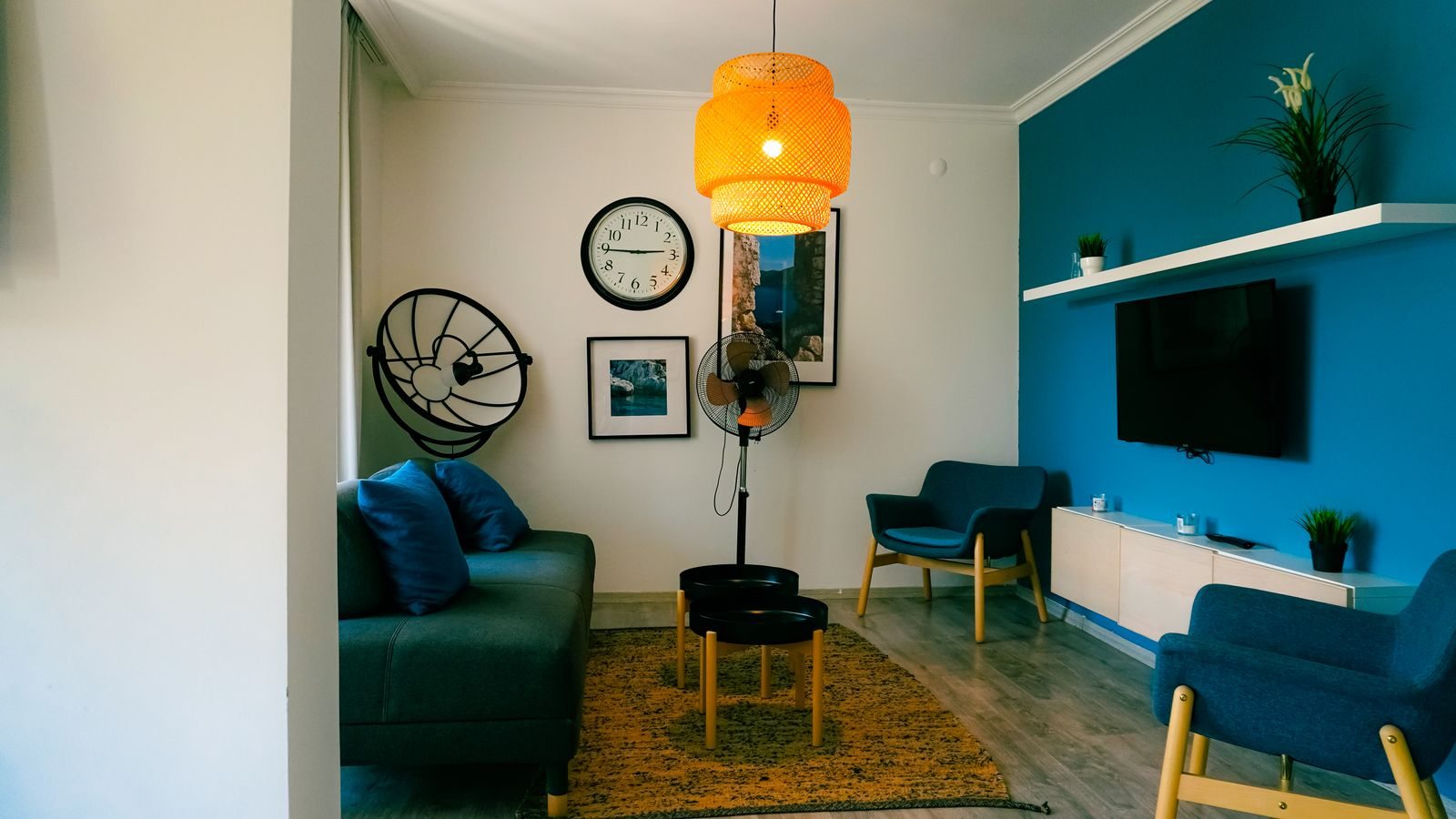 Wohnbereich einer Wohnung mit Sofa und Tisch