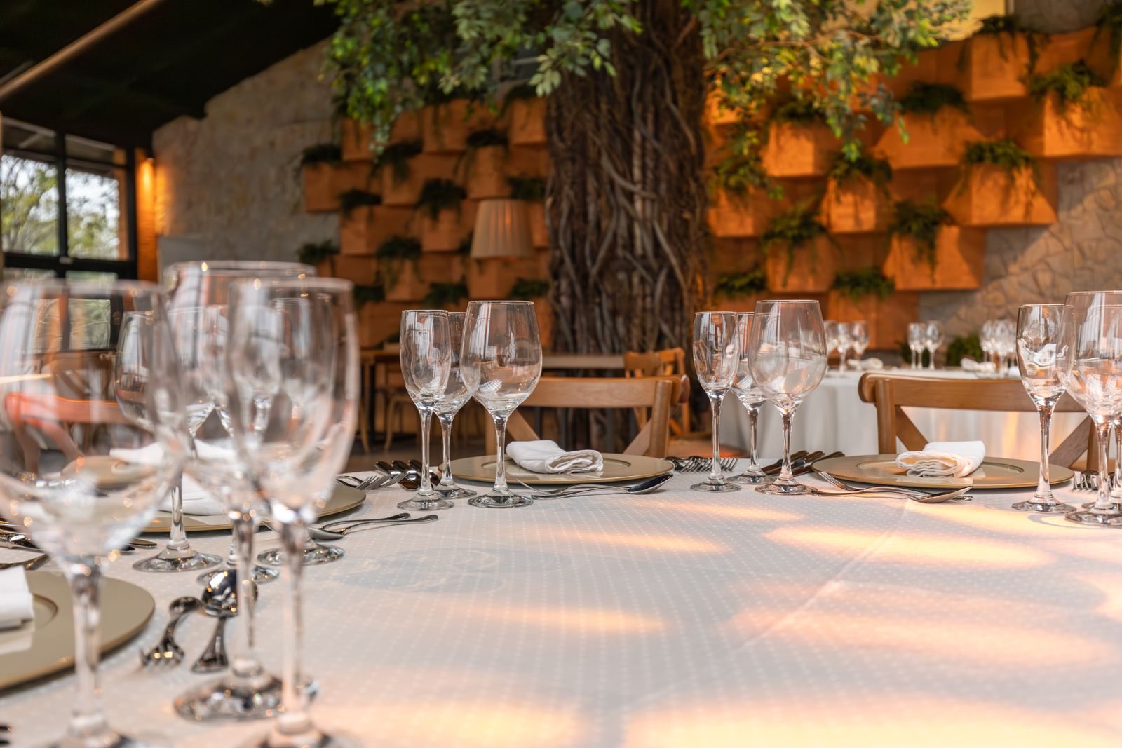 Gedeckter Restauranttisch mit Gläsern