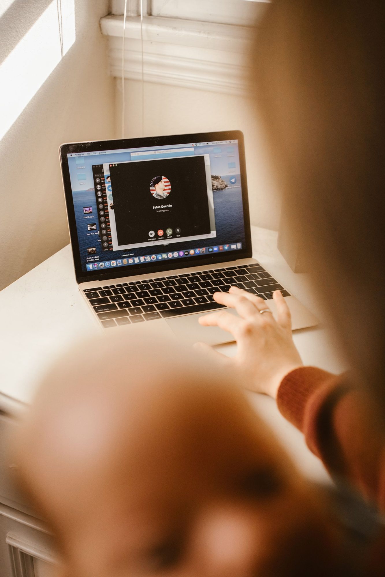 Person nimmt an einem Videoanruf am Laptop teil