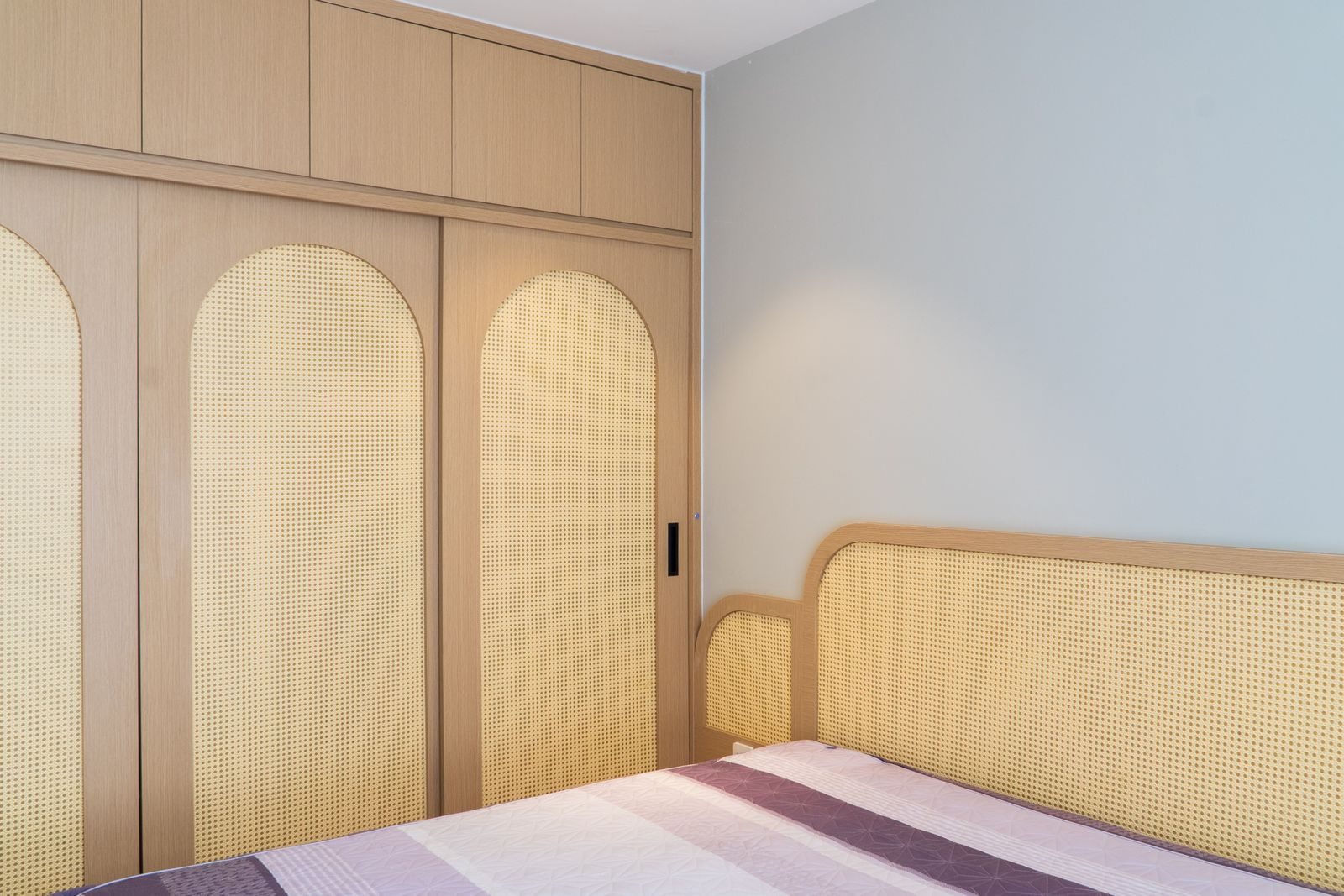 Kleiderschrank neben einem Bett