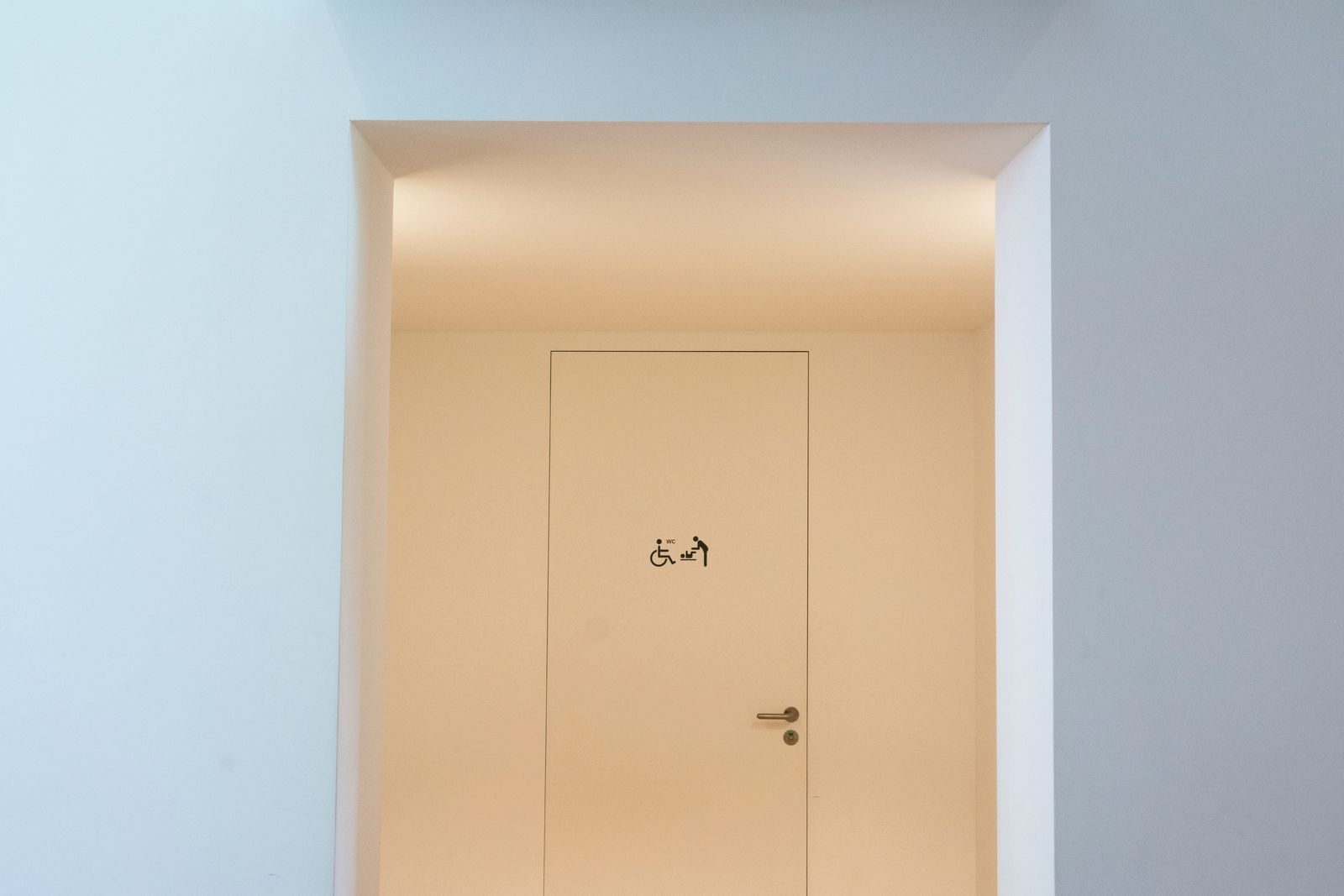 Tür mit Hinweis auf eine barrierefreie Toilette