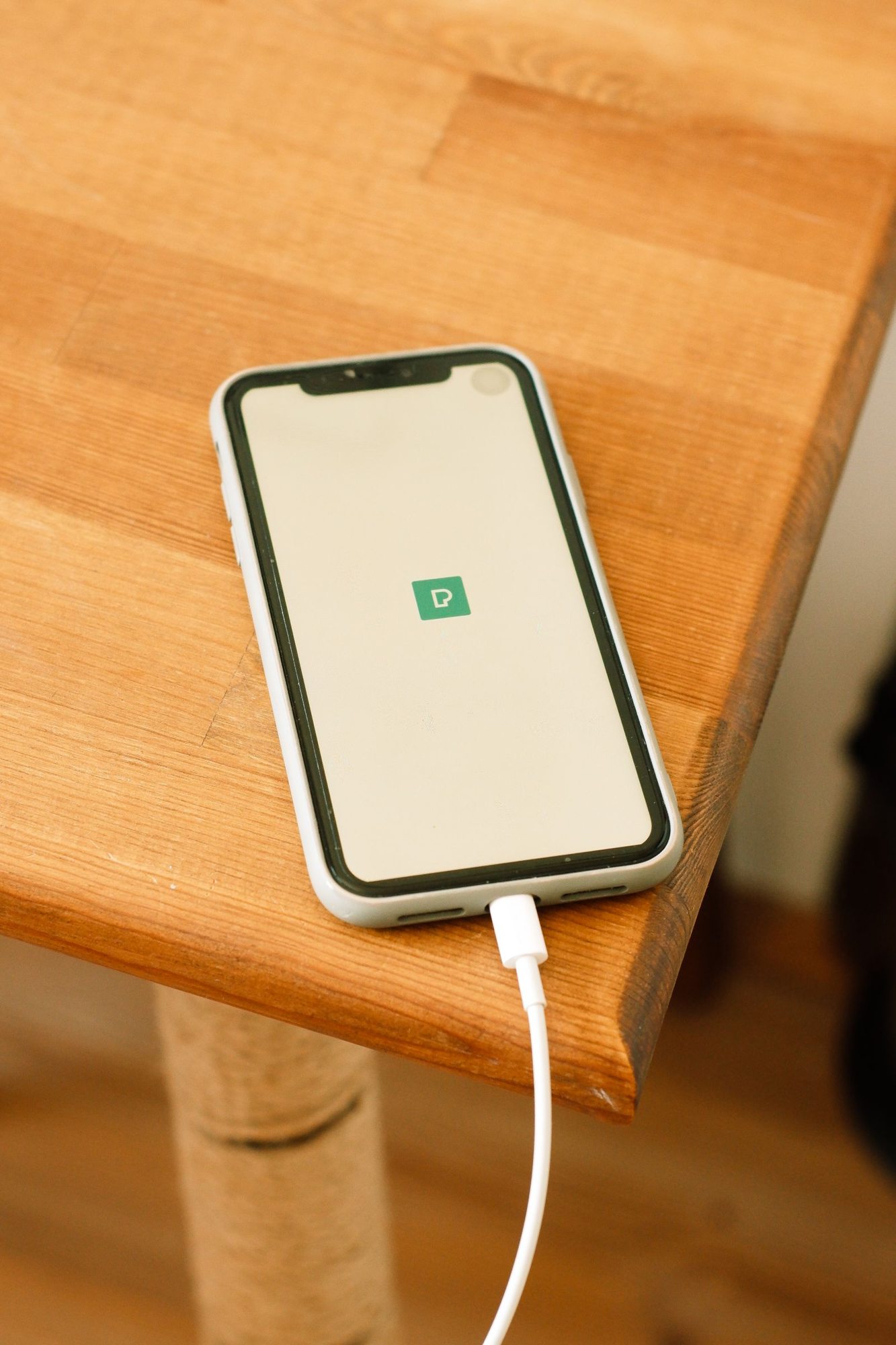 Smartphone wird auf einem Tisch aufgeladen