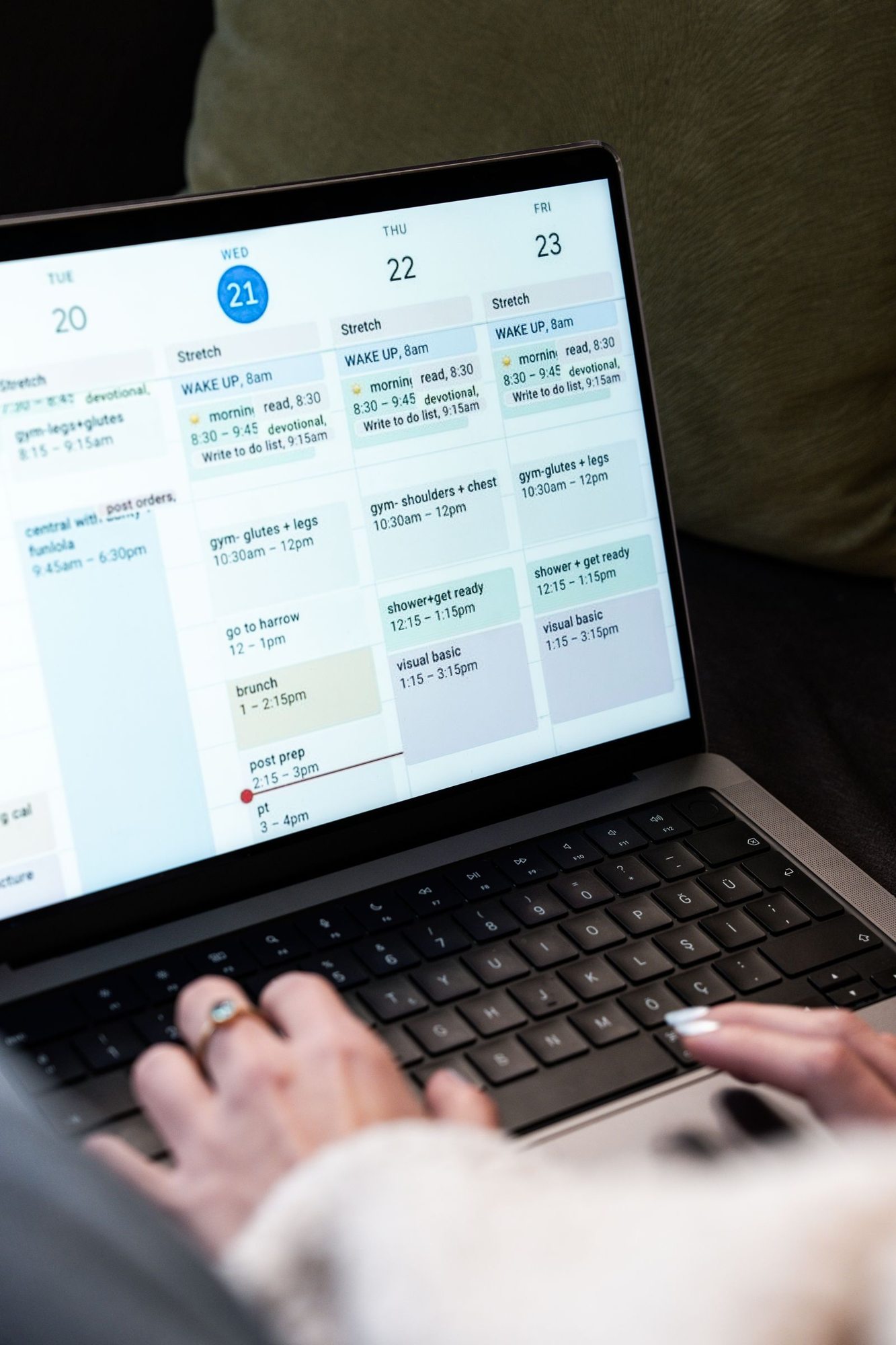 Person plant am Laptop mit geöffneter Übersicht