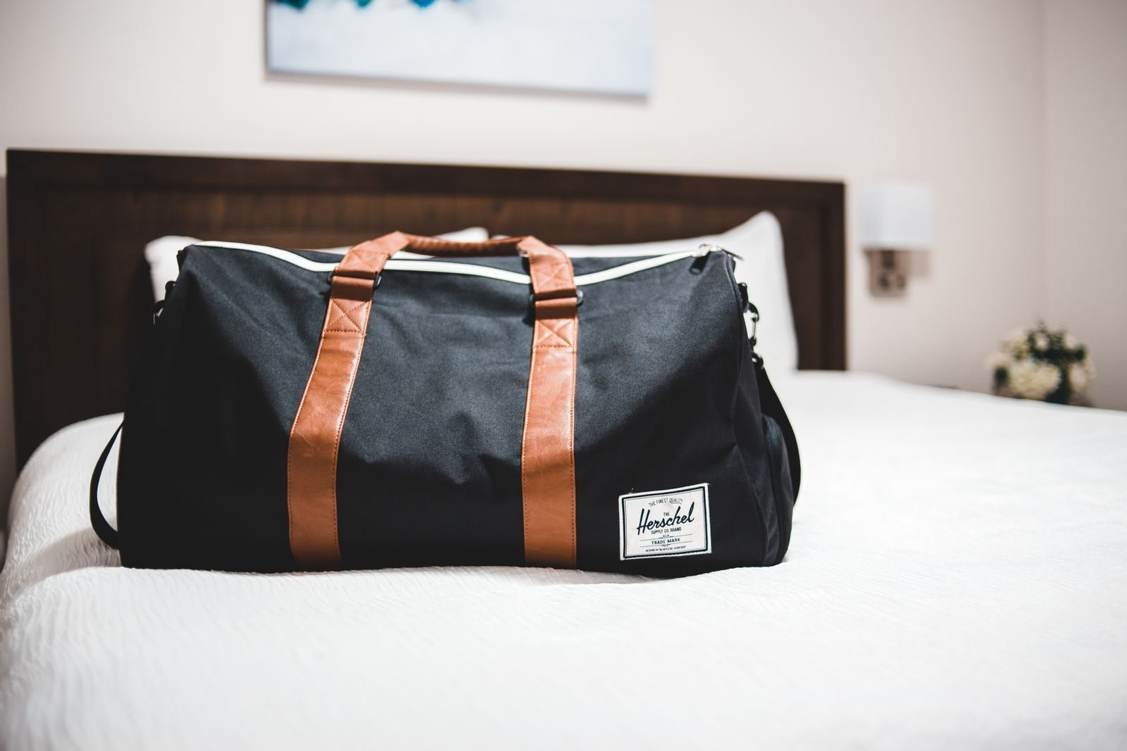 Reisetasche auf einem Hotelbett