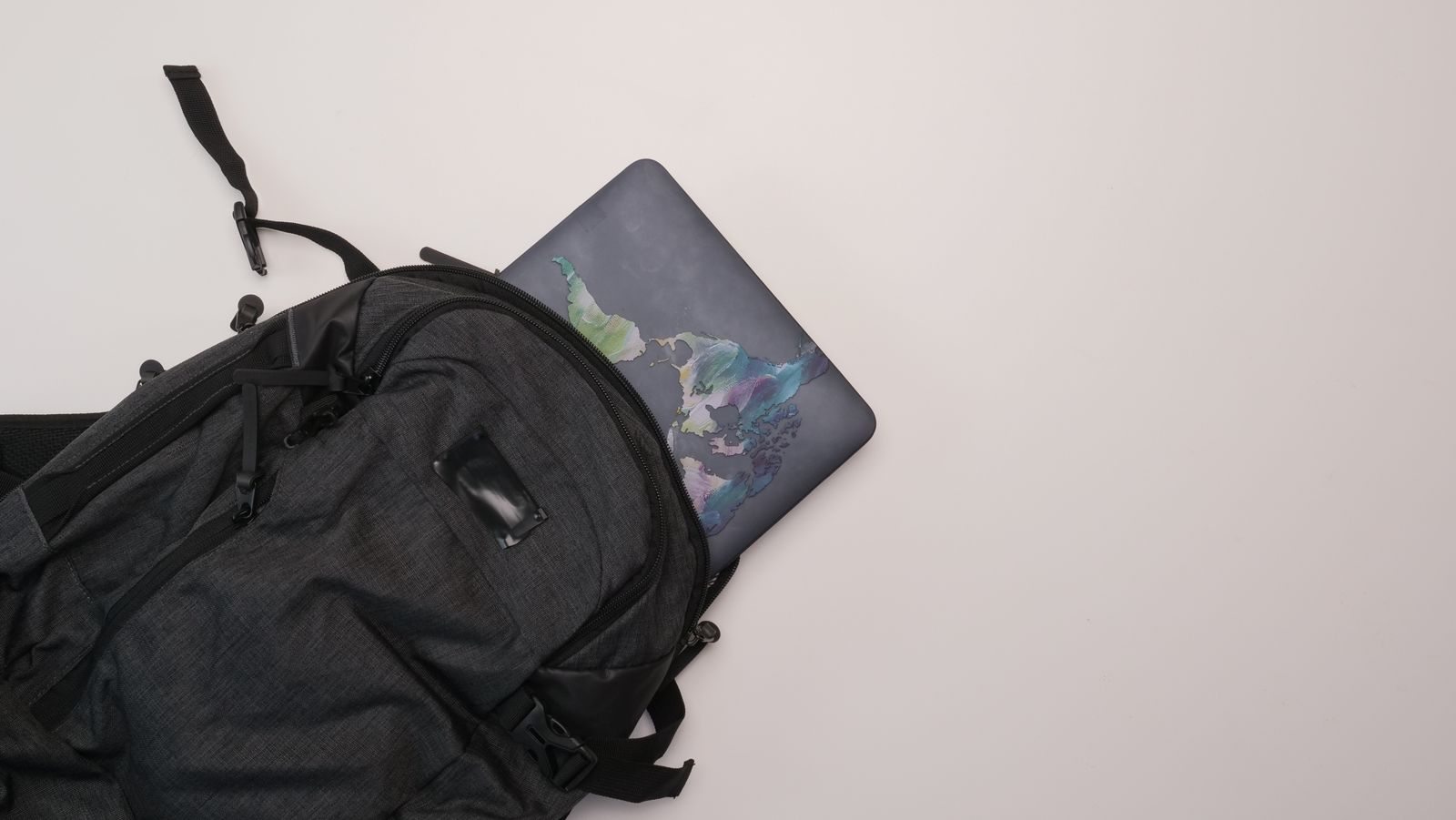 Laptop in einem geöffneten Rucksack