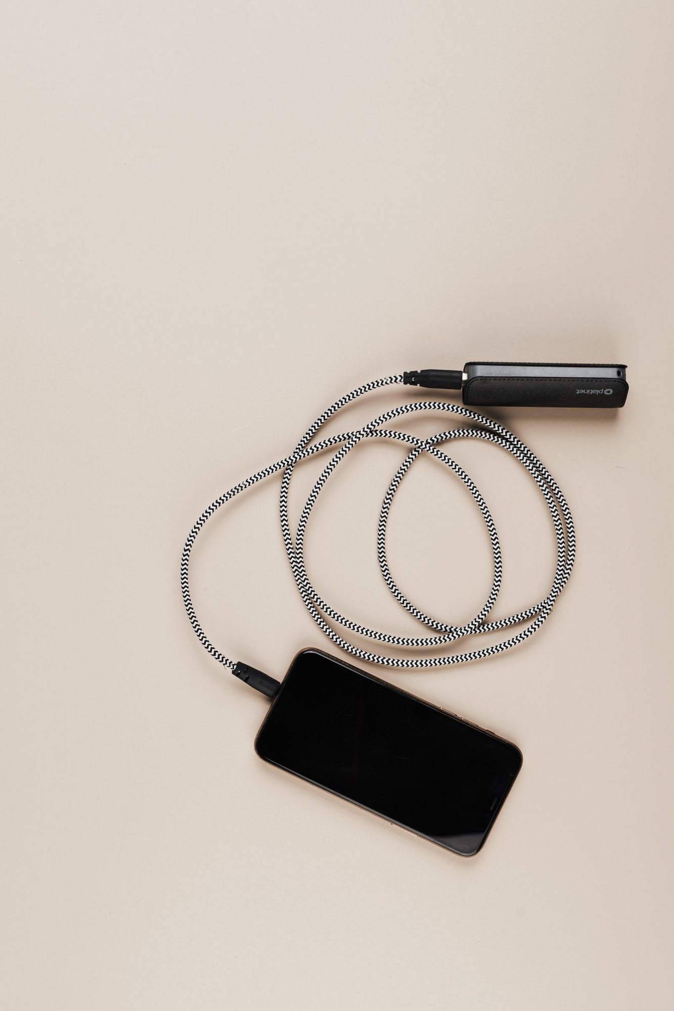 Smartphone mit angeschlossener Powerbank