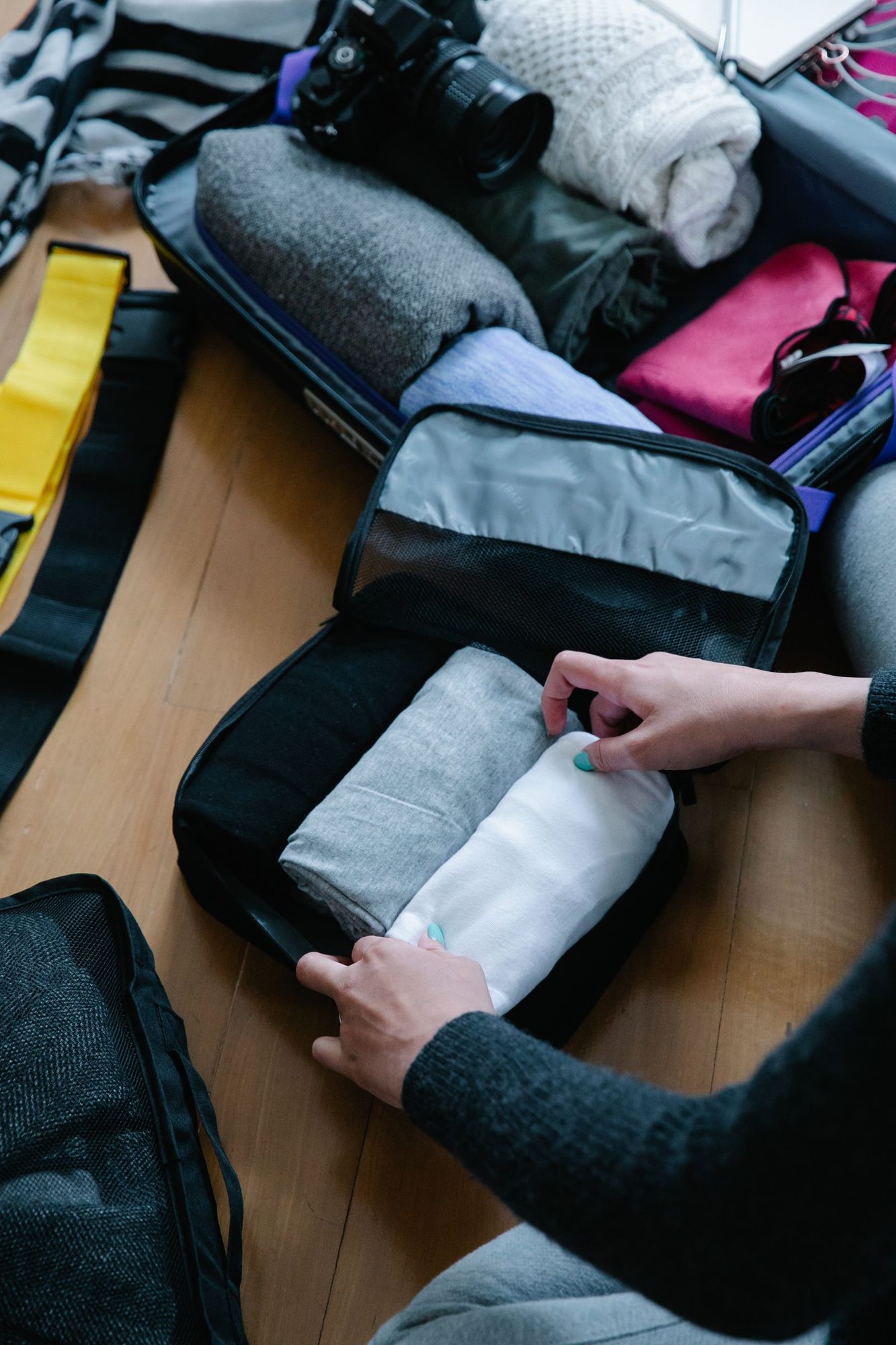 Gefaltete Kleidung wird in eine Packtasche gelegt