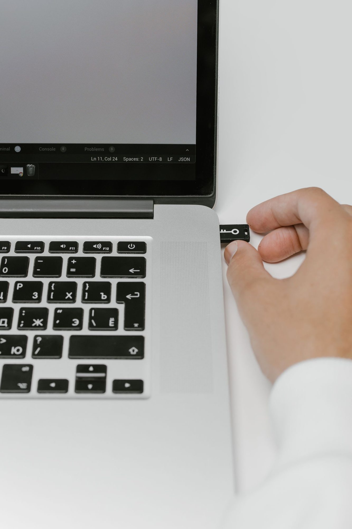USB-Stick wird an einen Laptop angeschlossen