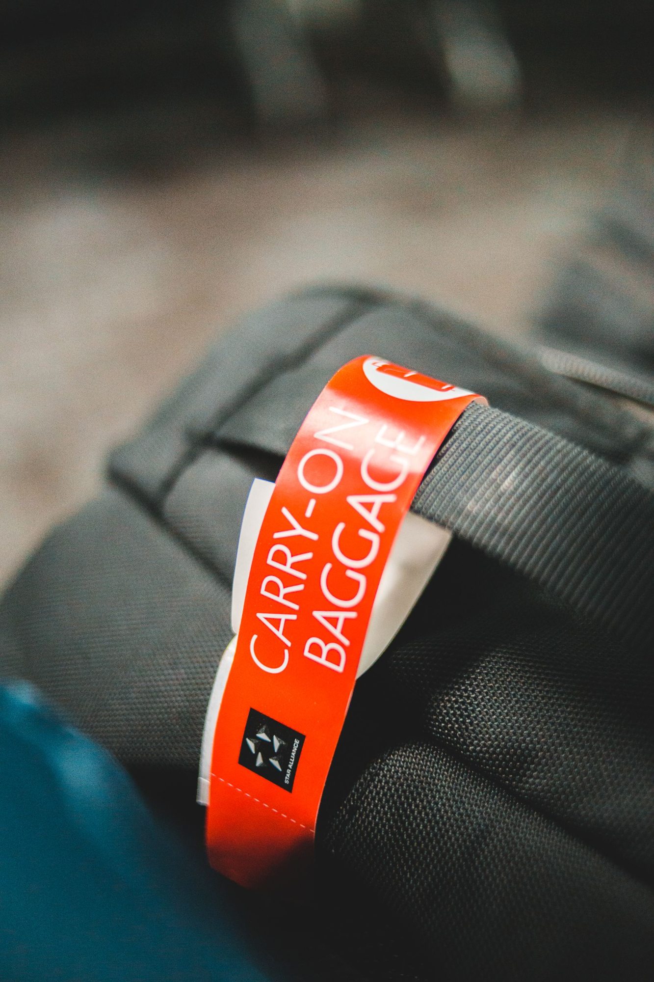 Anhänger für Handgepäck an einer Reisetasche