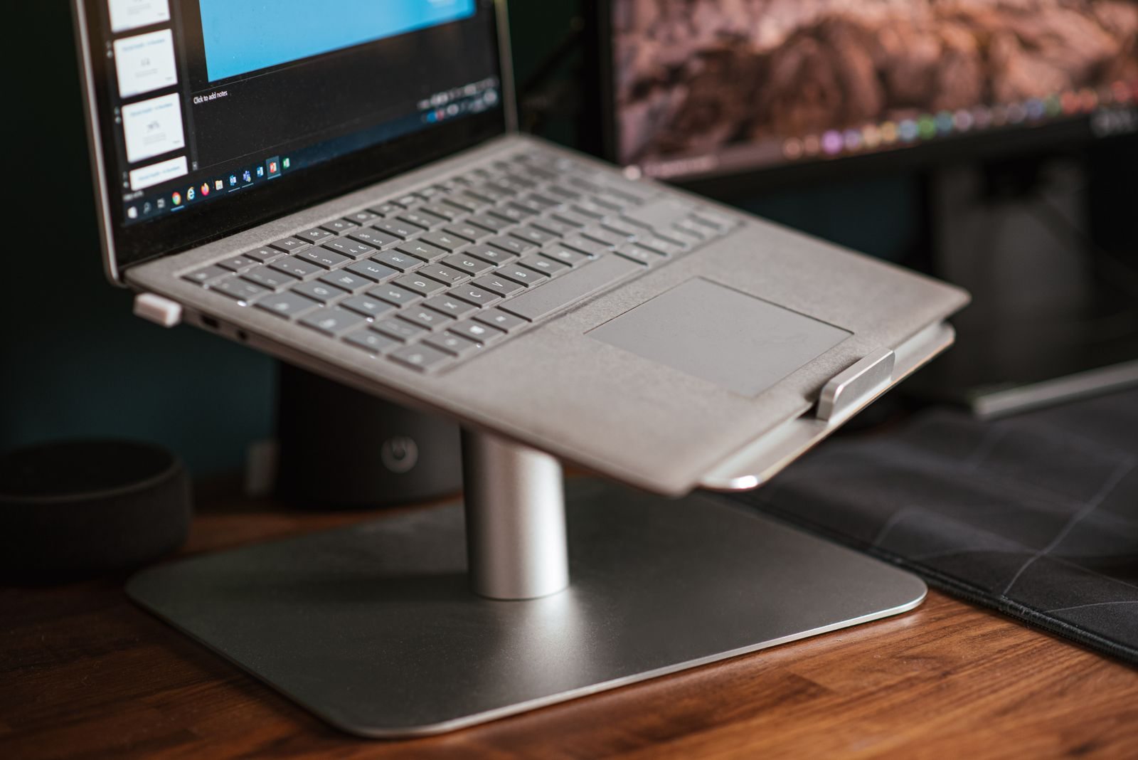 Laptop auf einem erhöhten Tischständer