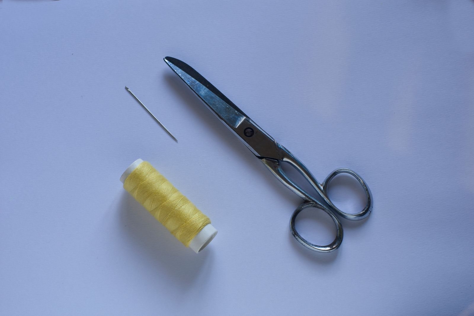 Nadel, Faden und Schere für kleine Reparaturen