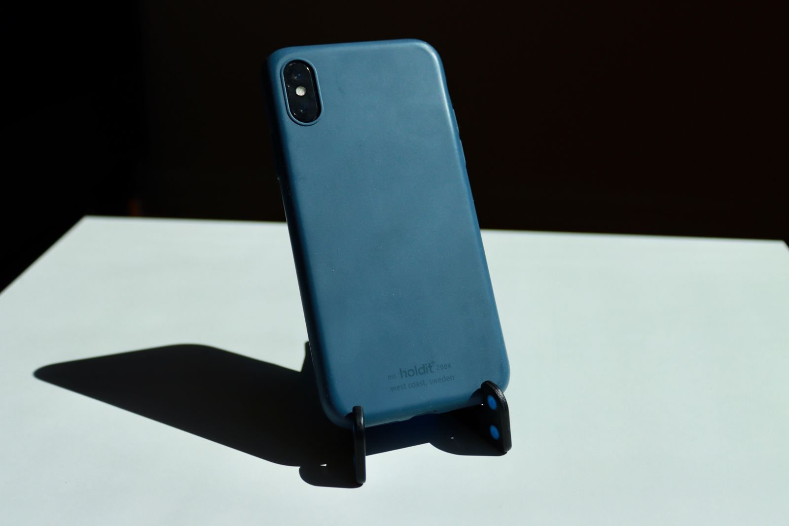 Smartphone in einer Tischhalterung