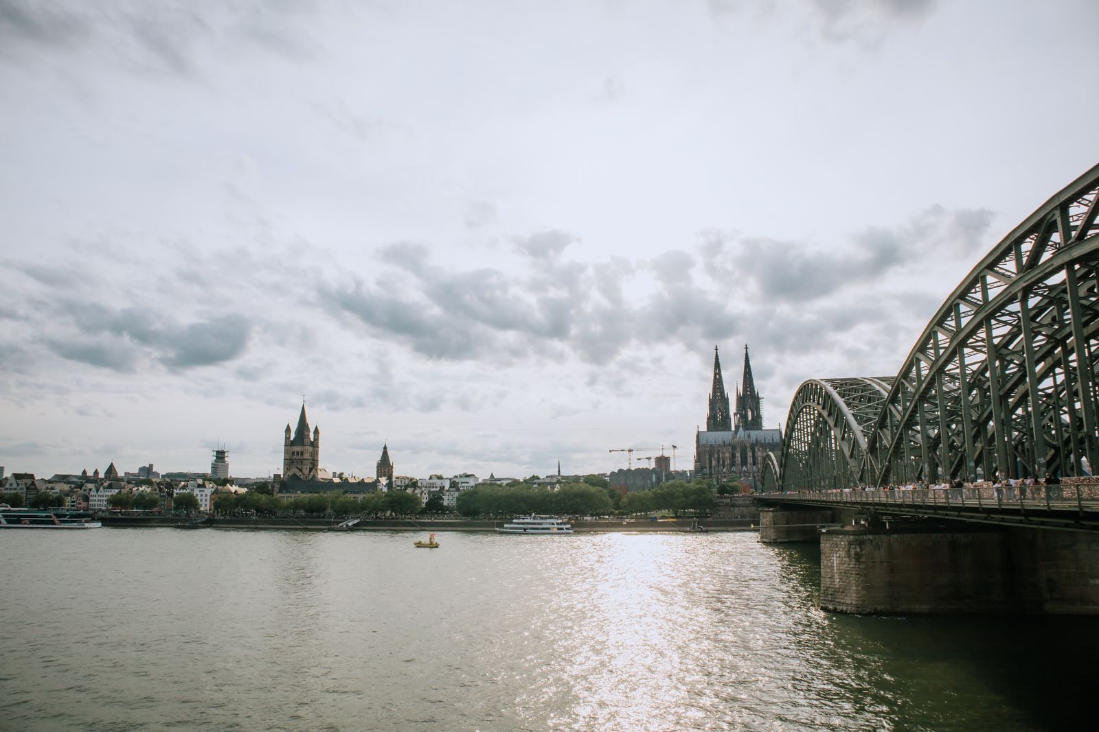 Kölner Dom und Hohenzollernbrücke am Rhein