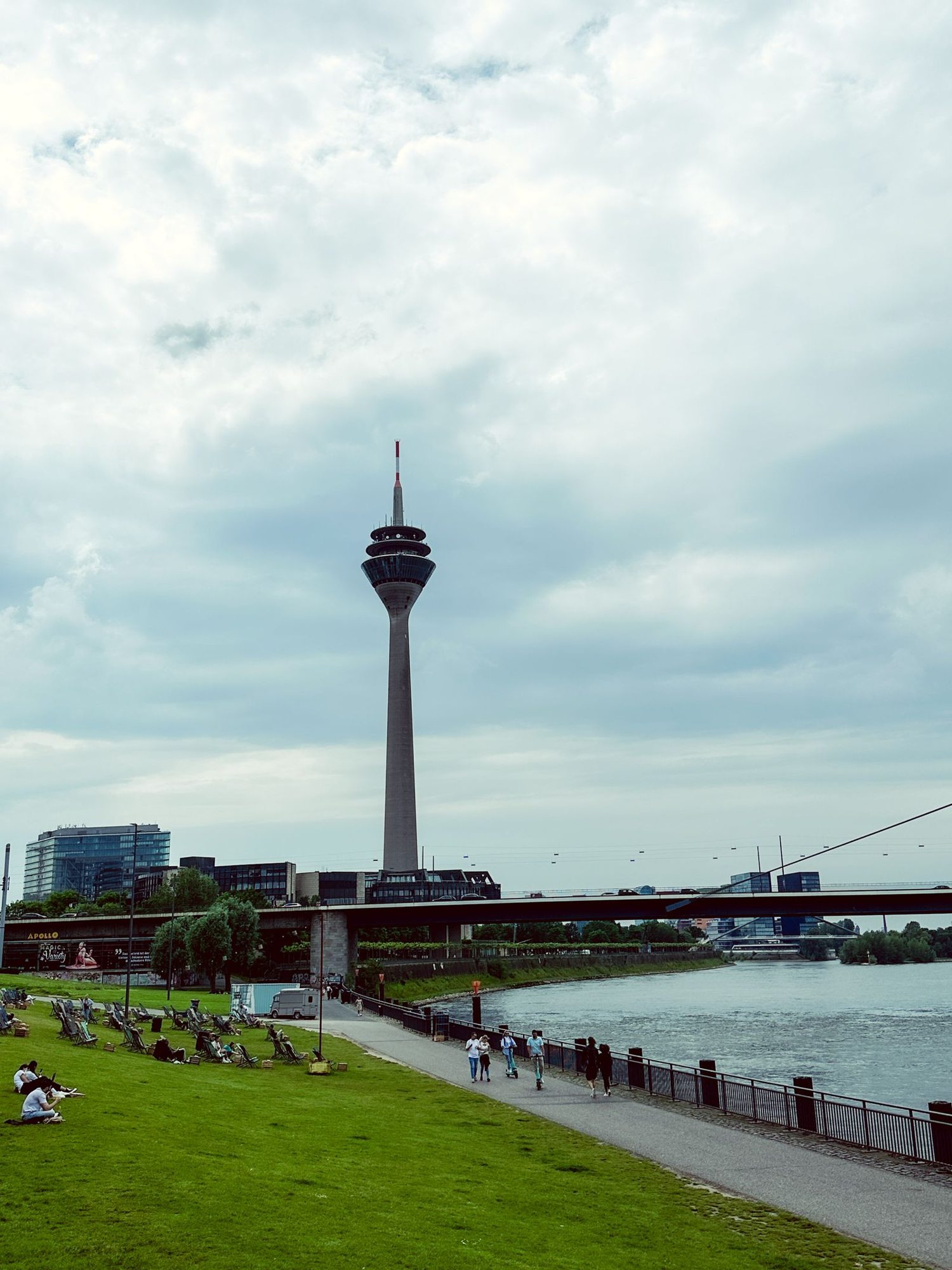 Rheinpromenade mit Blick auf den Düsseldorfer Rheinturm