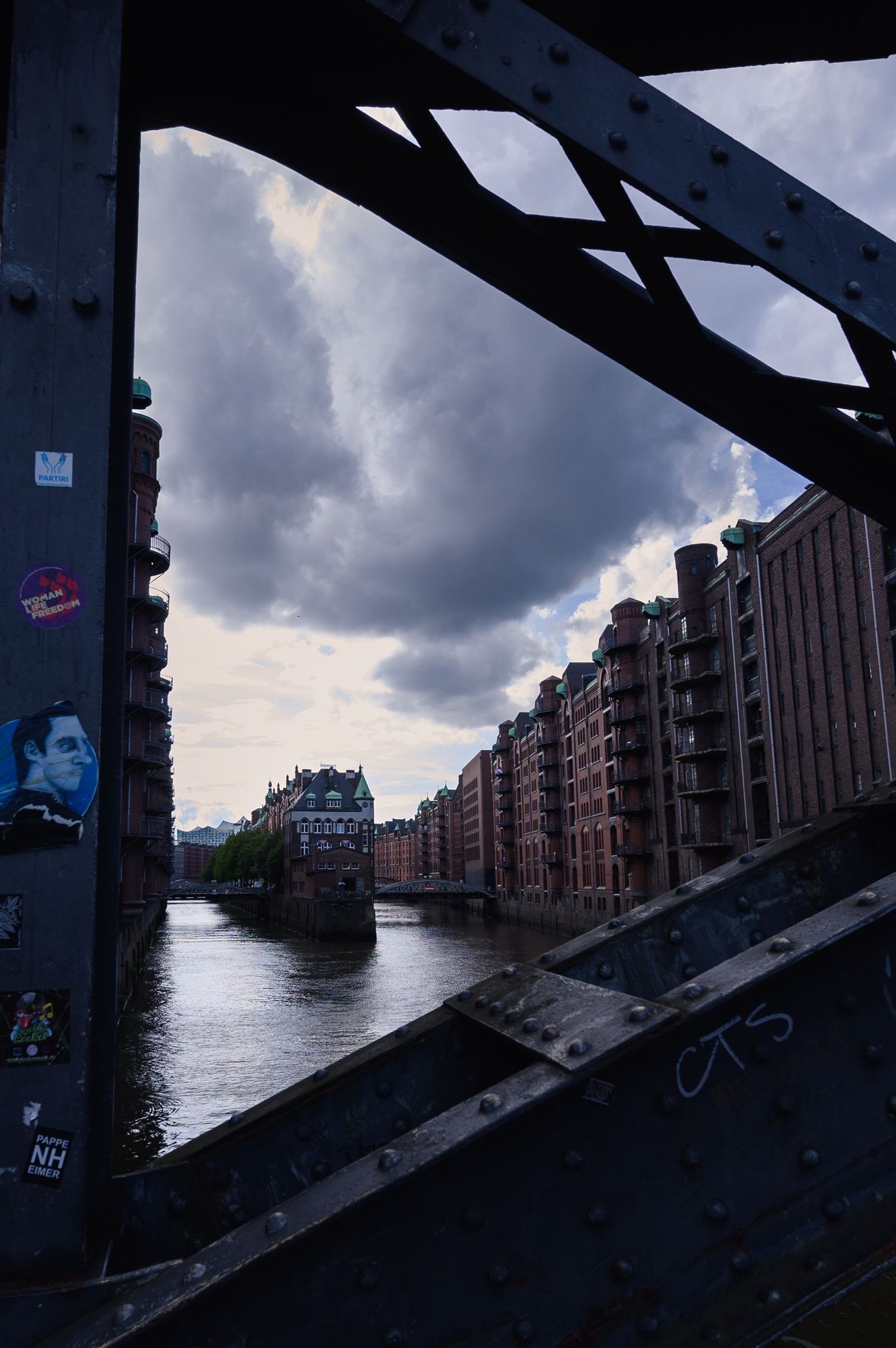 Kanal und Backsteinspeicher in Hamburgs Speicherstadt