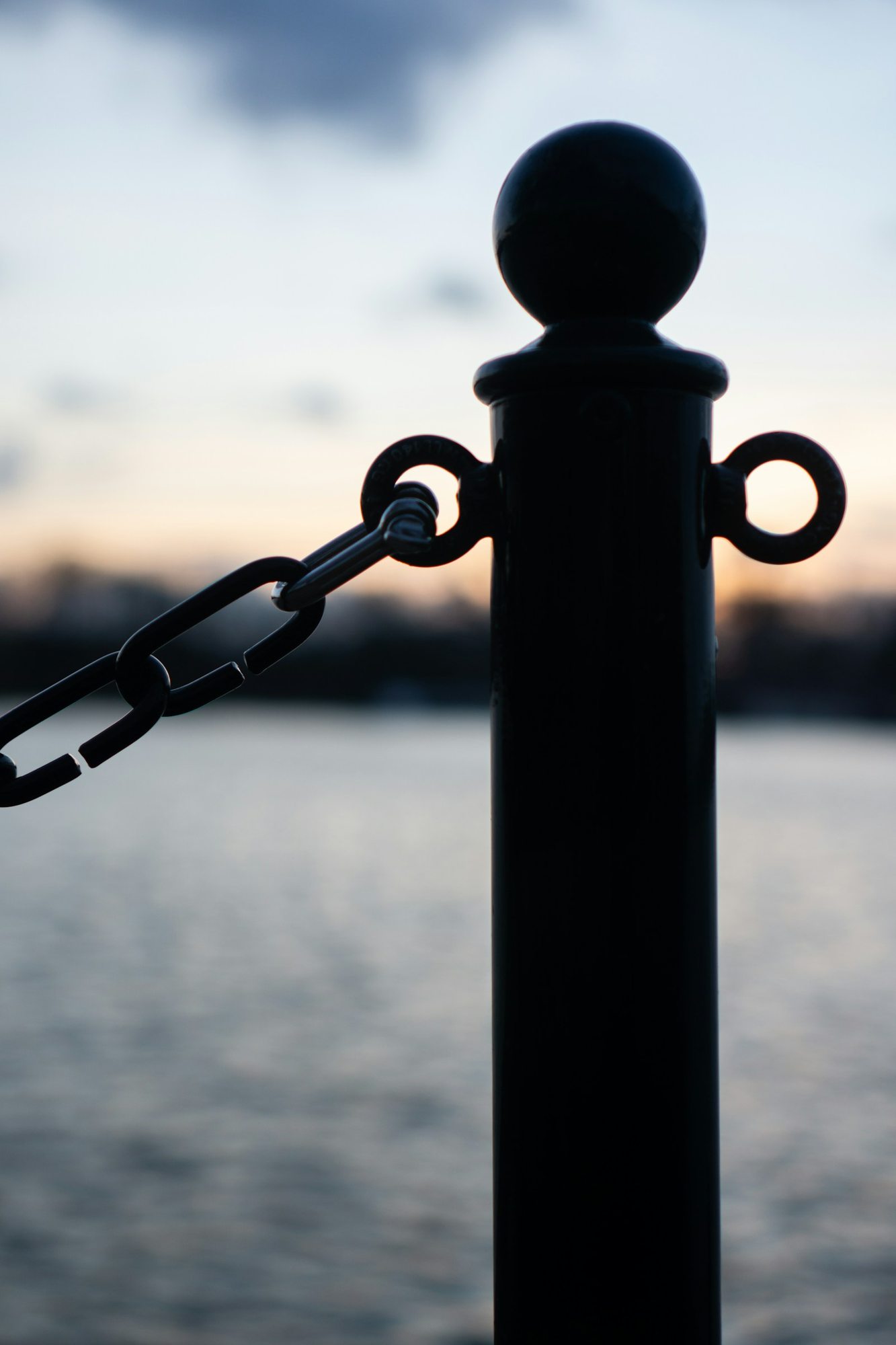 Uferpfosten und Kette am Maschsee in Hannover