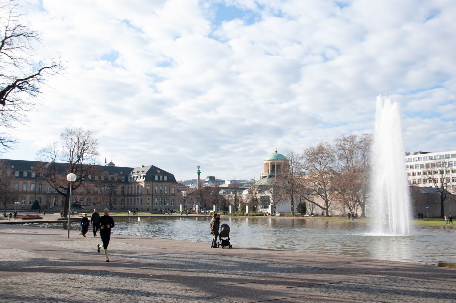 Spaziergänger am Brunnen und See im Stuttgarter Schlossgarten