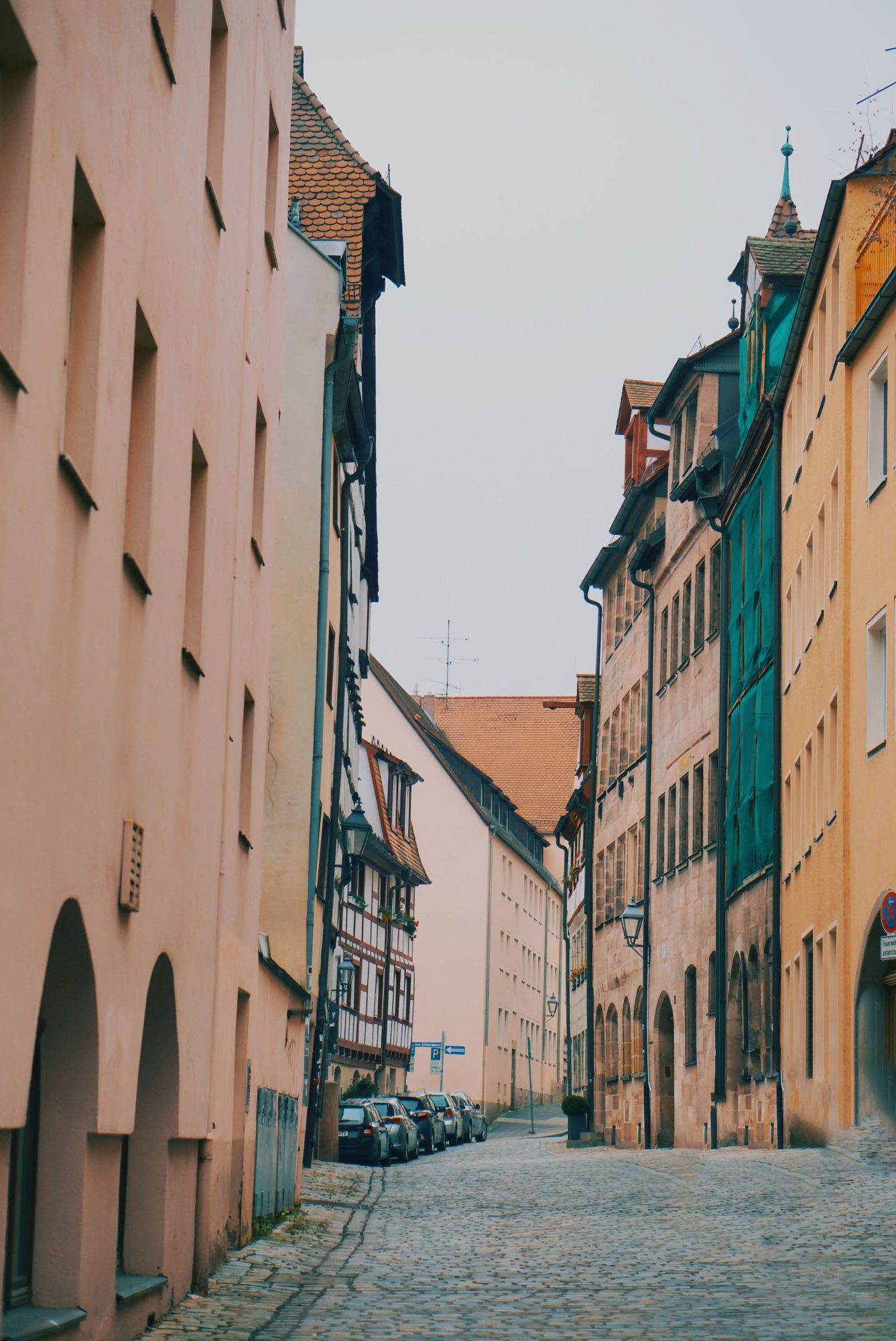 Gepflasterte Gasse in Nürnbergs Altstadt