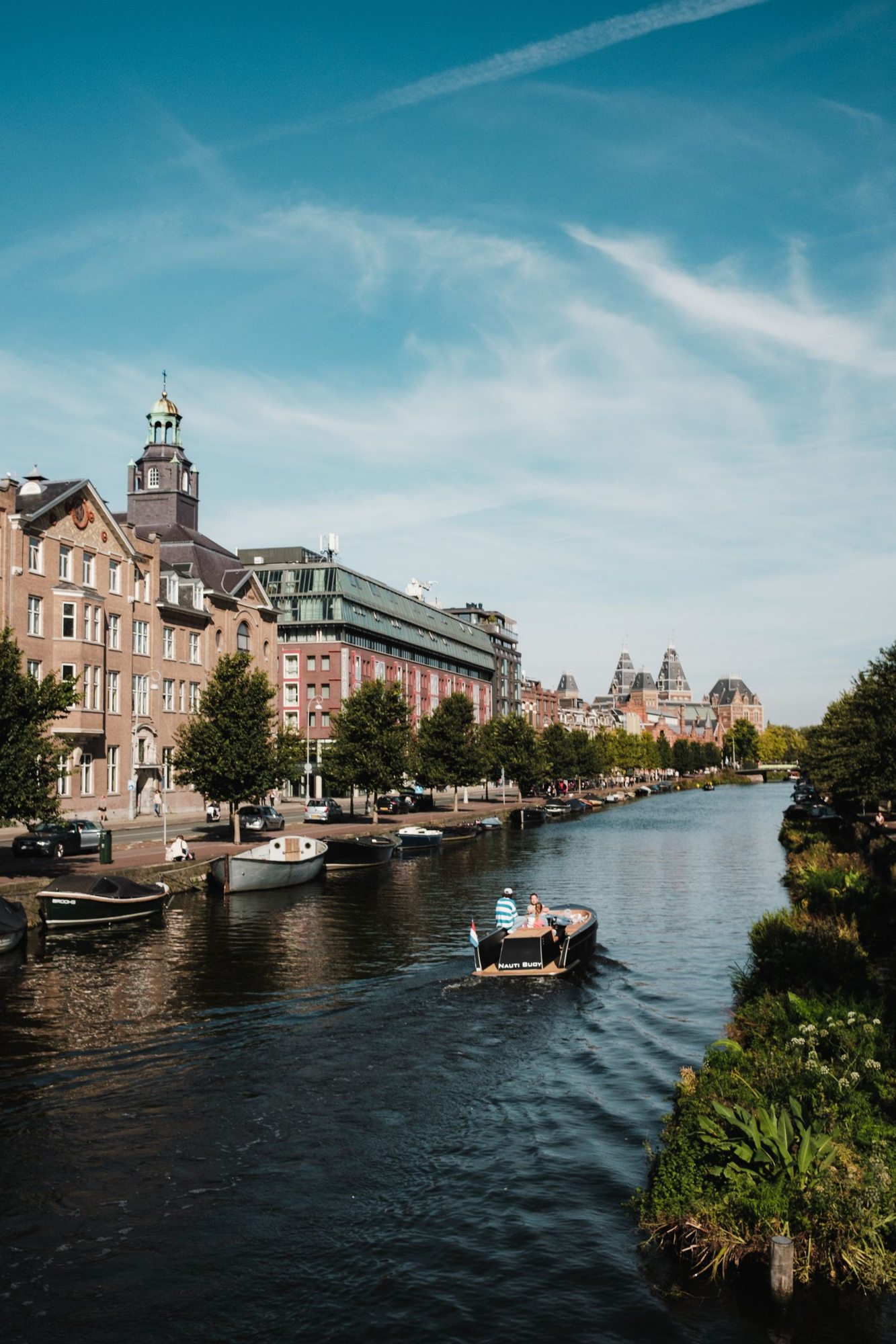 Amsterdamer Grachten mit Häusern und Booten