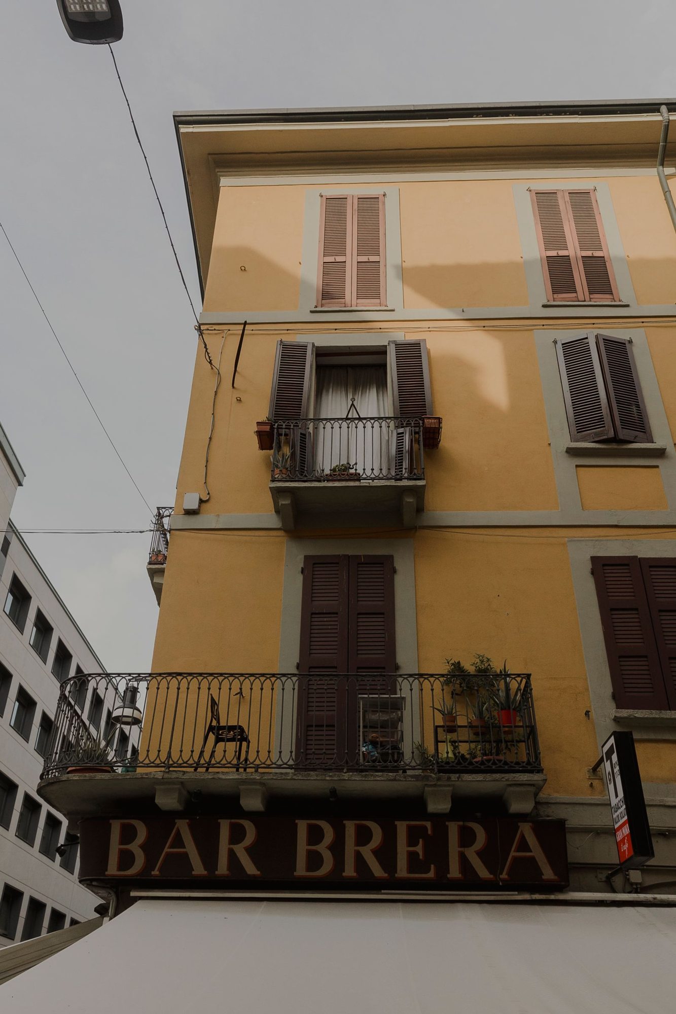 Fassade der Bar Brera im Mailänder Viertel Brera
