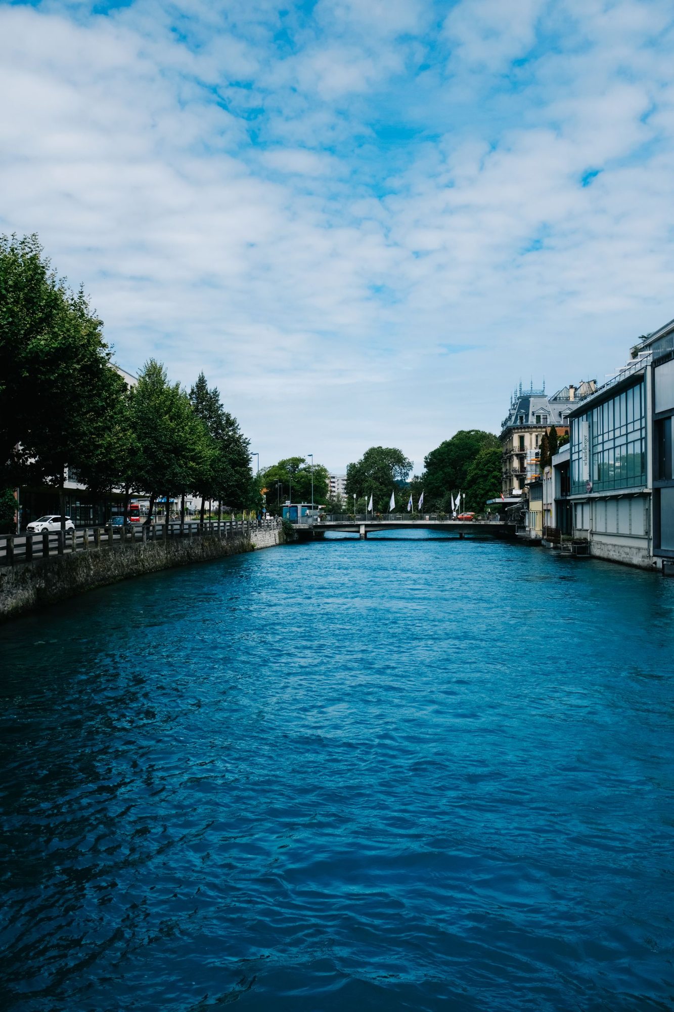 Bäume und Wasser am Canal Saint-Martin in Paris
