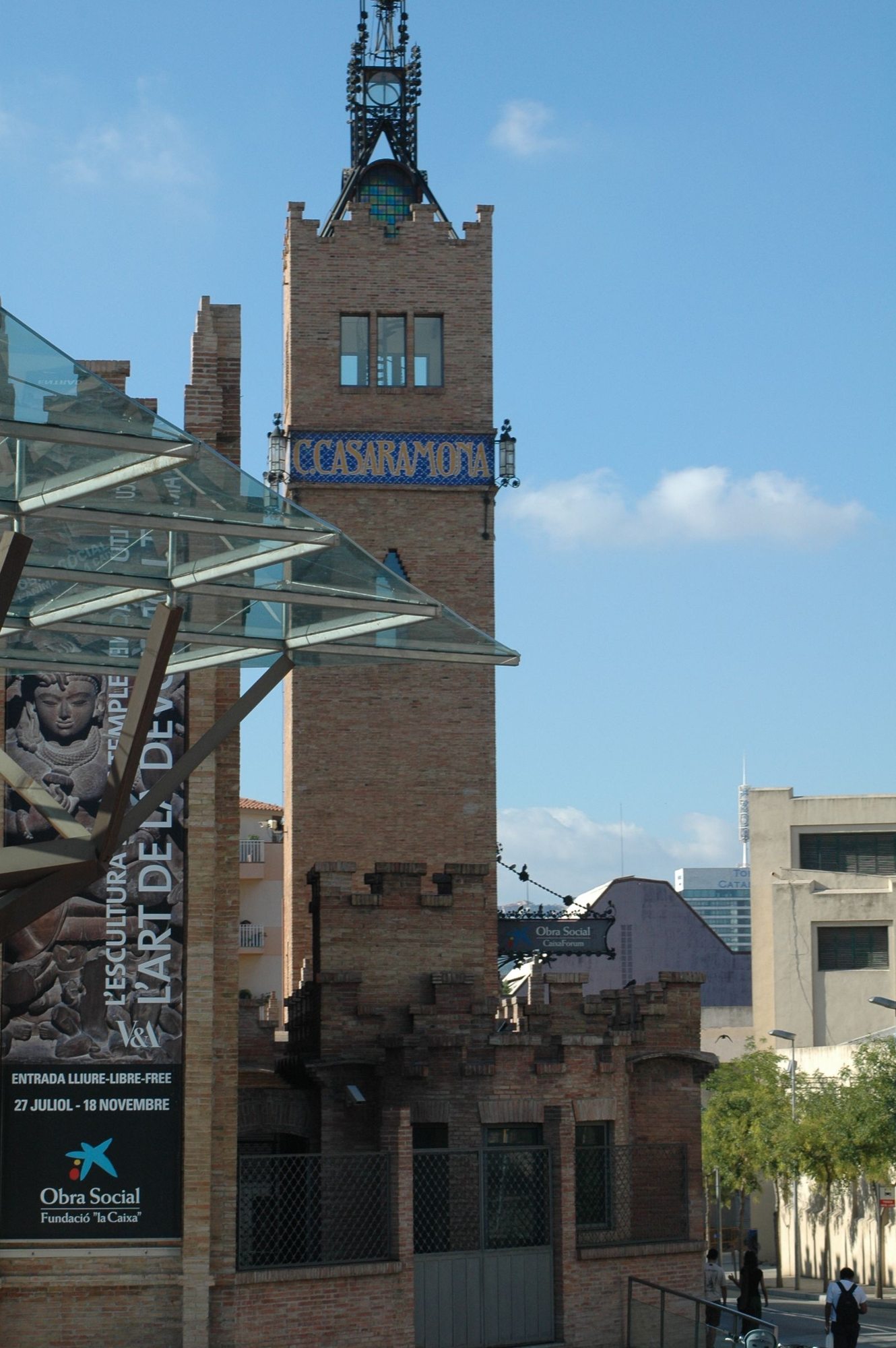 Historischer Backsteinturm in Barcelonas Eixample