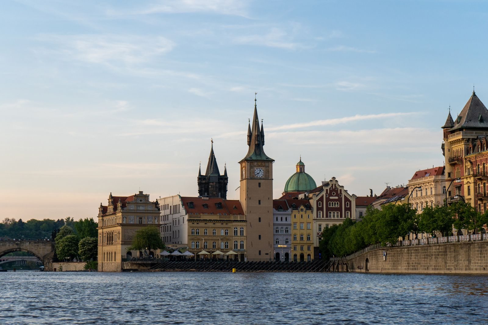 Historische Gebäude am Moldauufer in Prag