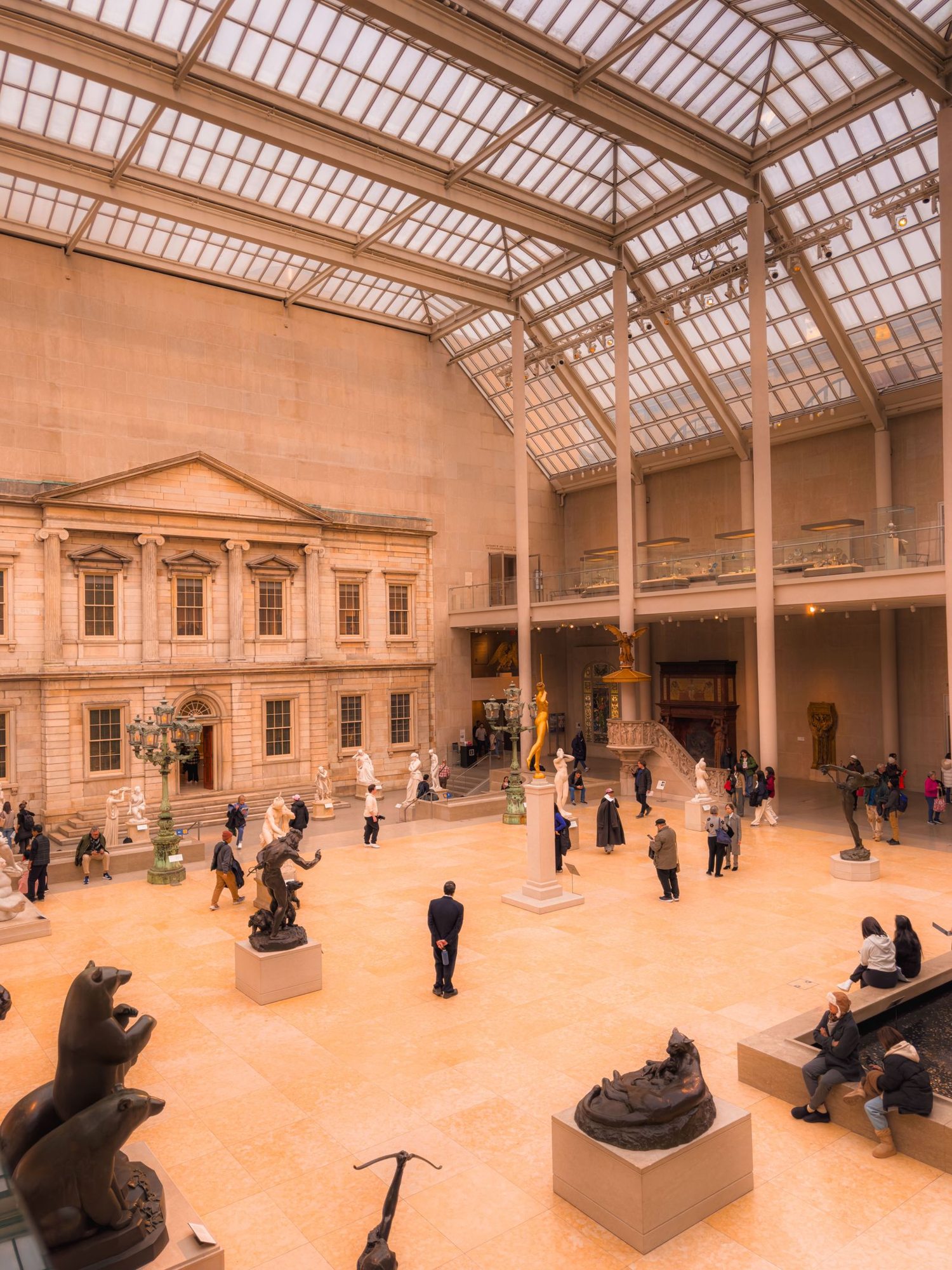 Besucher in einer großen Museumshalle