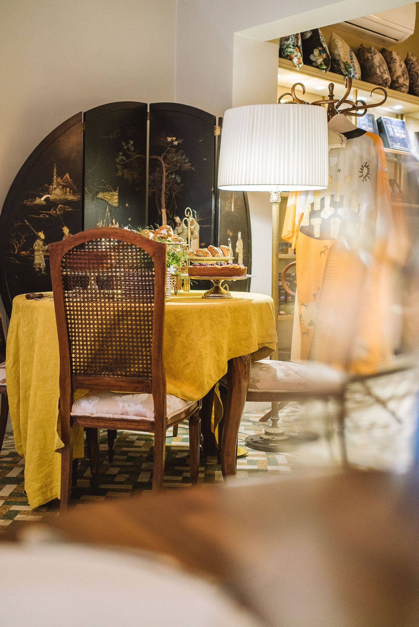 Kleiner Restauranttisch mit warmer Beleuchtung