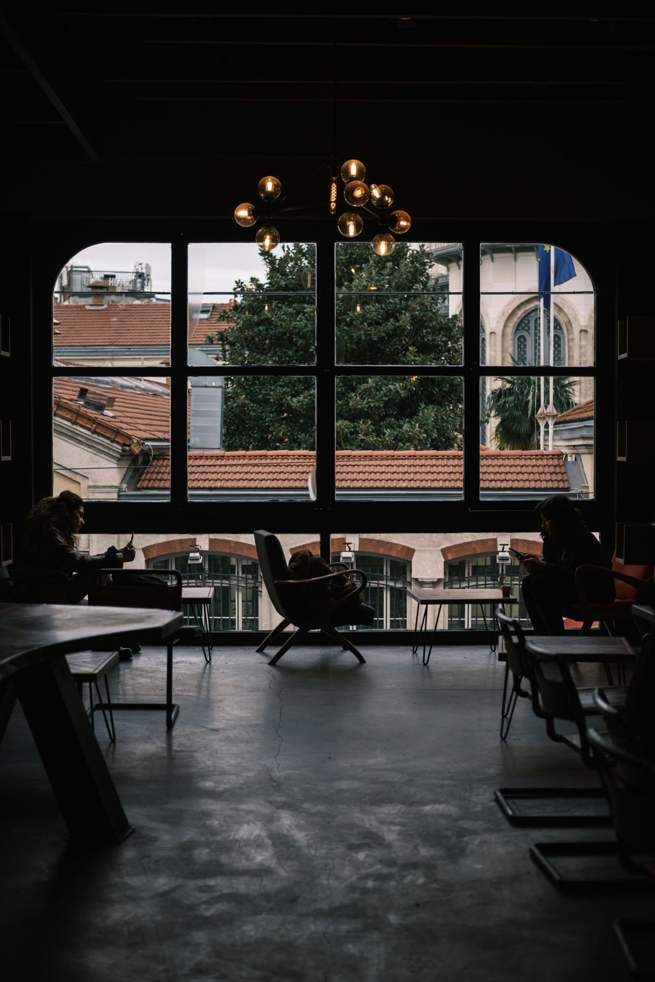 Sitzplätze am großen Fenster eines Cafés